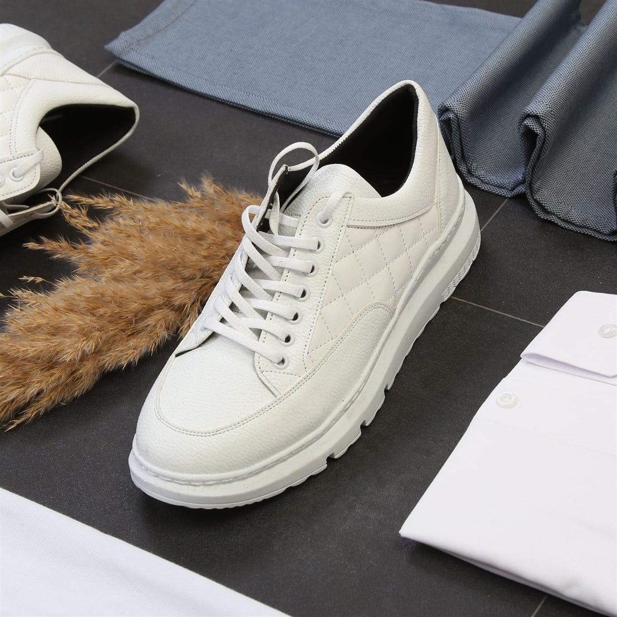 Beyaz Polo Yaka T-Shirt Gömlek Pantolon Ayakkabı Kombini