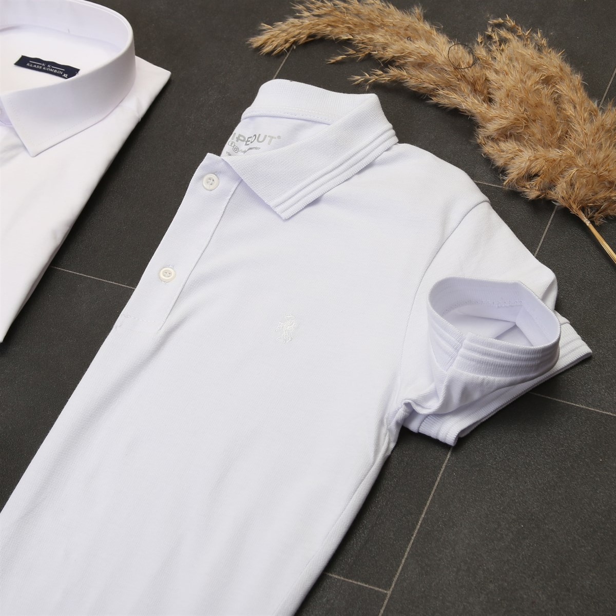 Beyaz Polo Yaka T-Shirt Gömlek Pantolon Ayakkabı Kombini