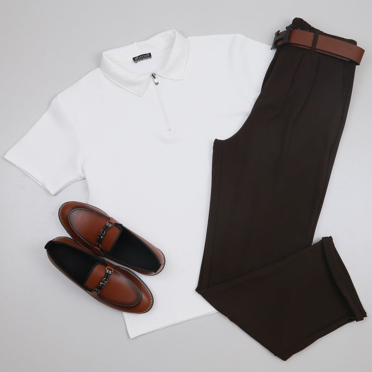 Beyaz Polo Yaka Tişört Kahve Baggy Kumaş  pantolon  ayakkabı Kombin