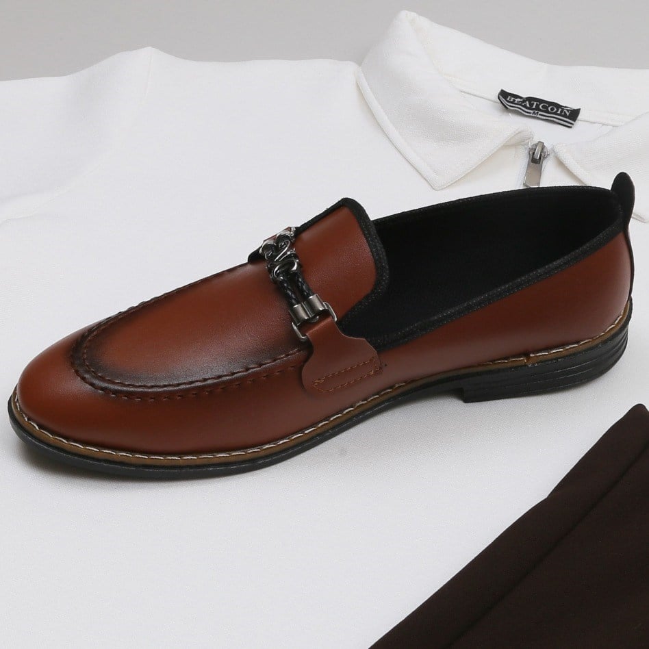 Beyaz Polo Yaka Tişört Kahve Baggy Kumaş  pantolon  ayakkabı Kombin