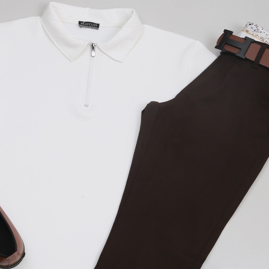 Beyaz Polo Yaka Tişört Kahve Kumaş  pantolon  ayakkabı Kombin