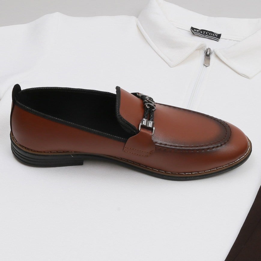 Beyaz Polo Yaka Tişört Kahve Kumaş  pantolon  ayakkabı Kombin