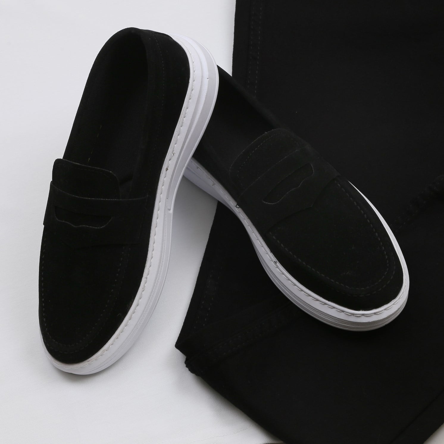 Beyaz Polo Yaka Tişört Kot Pantolon Kombini Erkek | Slim Fit Şık Günlük Set