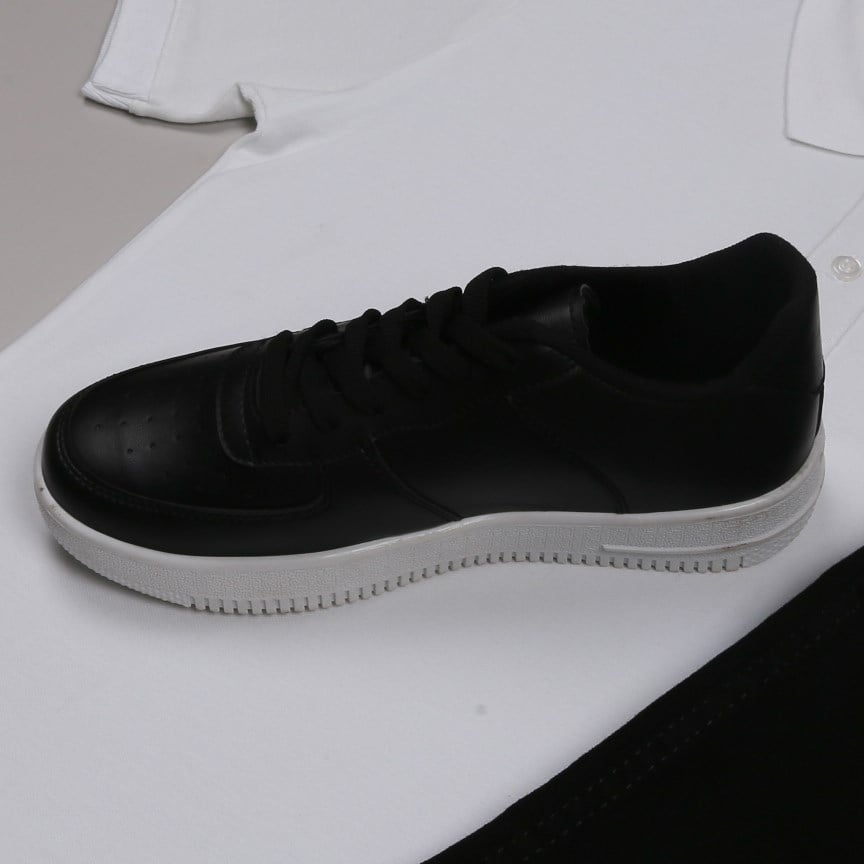 Beyaz Polo Yaka Tişört Siyah Kot  pantolon  ayakkabı Kombin