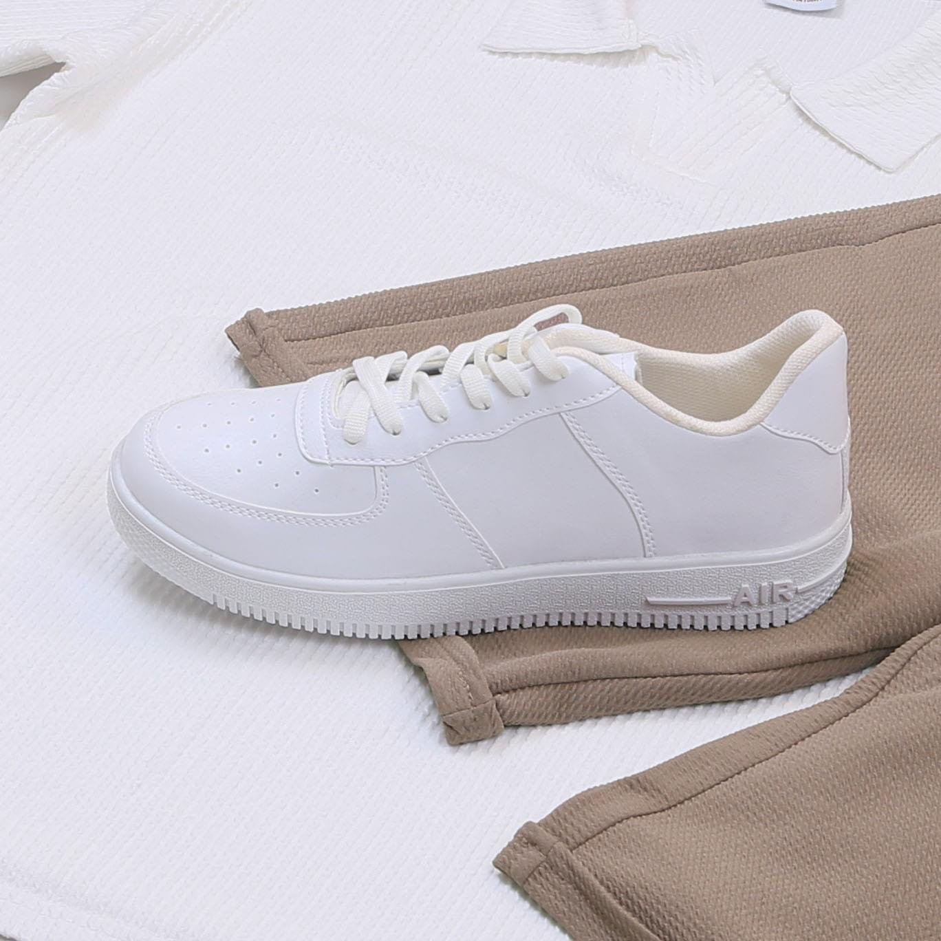 Beyaz Polo Yaka Tişört Şort  Ayakkabı Kombin