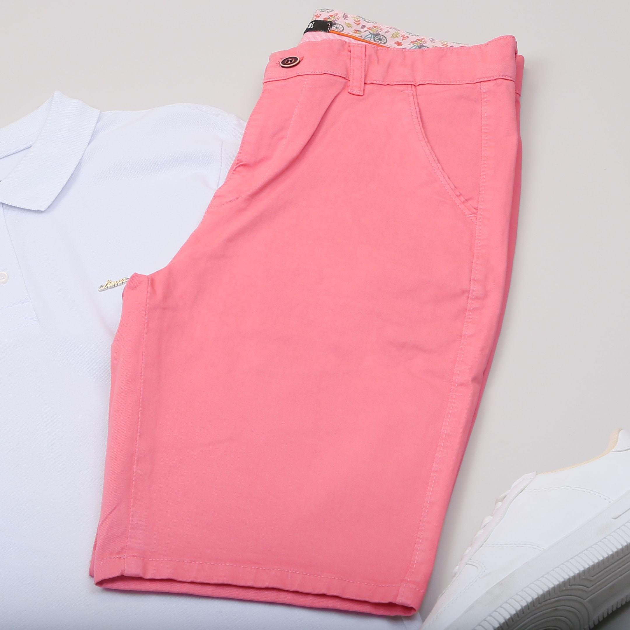 Beyaz Polo Yaka Tişört Şort  Ayakkabı Kombin