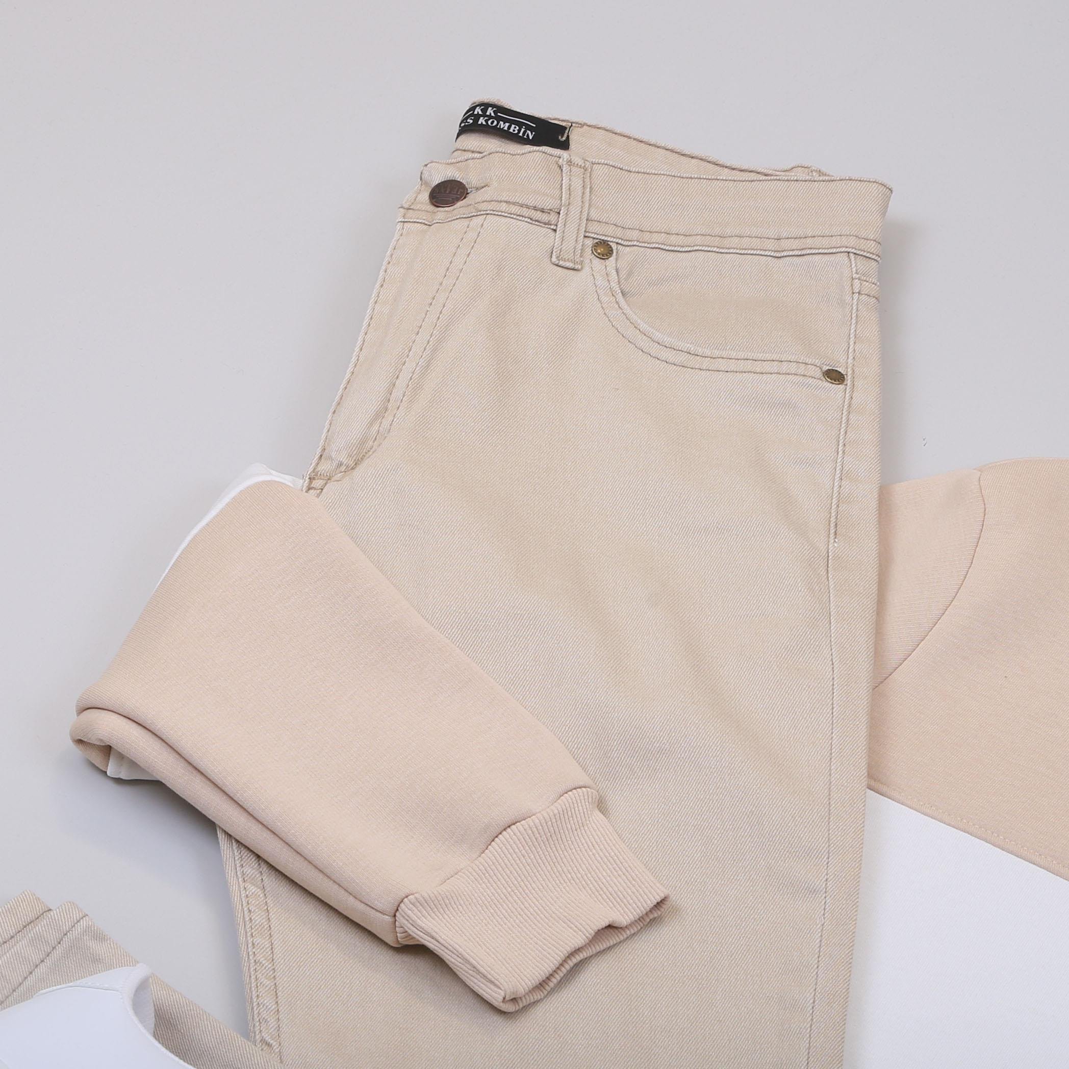 Beyaz Şeritli Bej Sweat Pantolon Ayakkabı Kombin