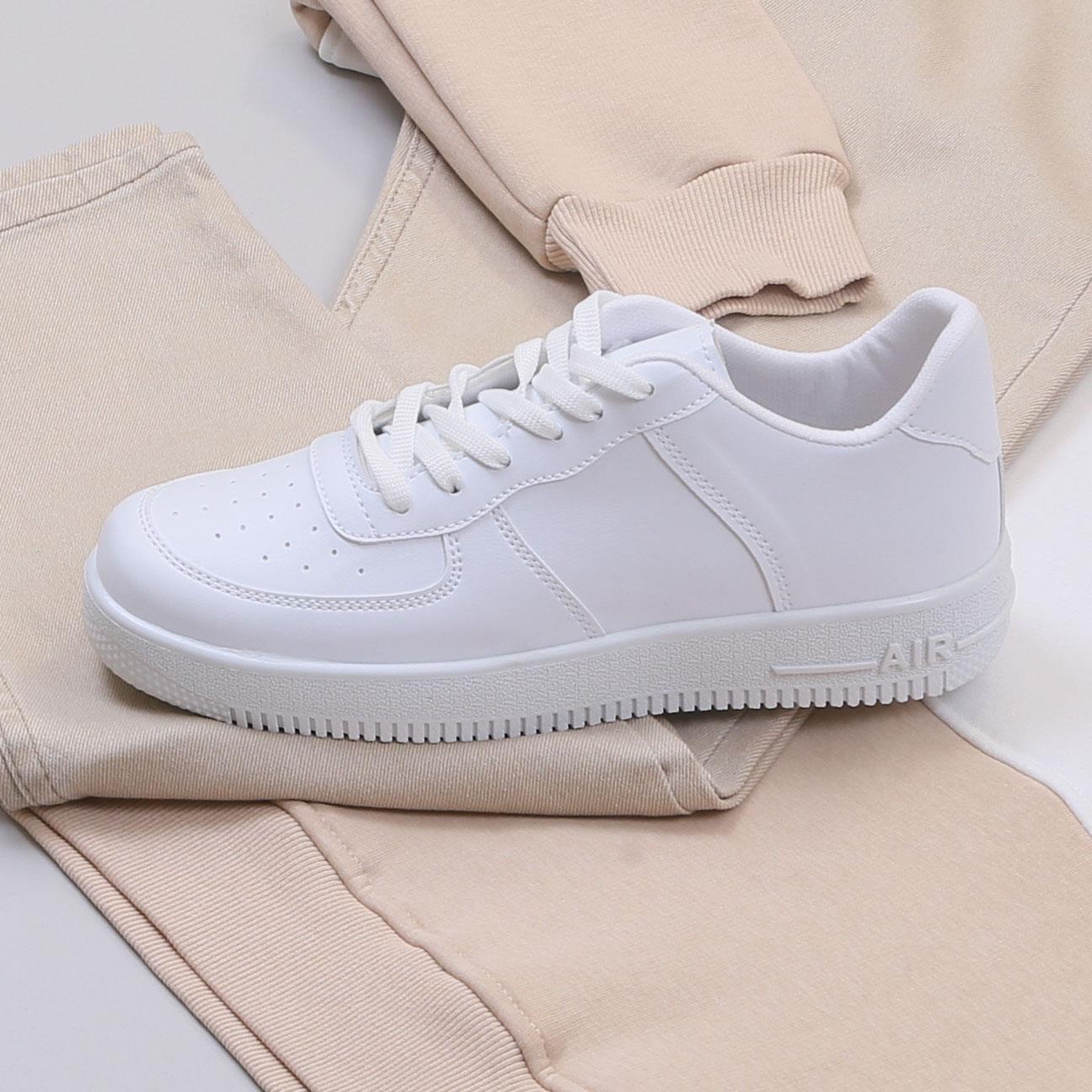 Beyaz Şeritli Bej Sweat Pantolon Ayakkabı Kombin