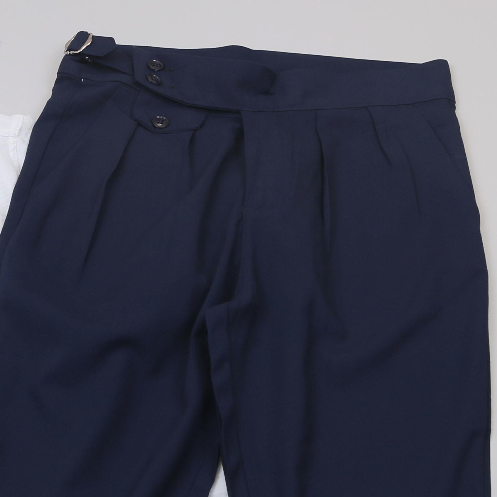 Beyaz Spor Gömlek Pileli Pantolon Ayakkabı Kombin