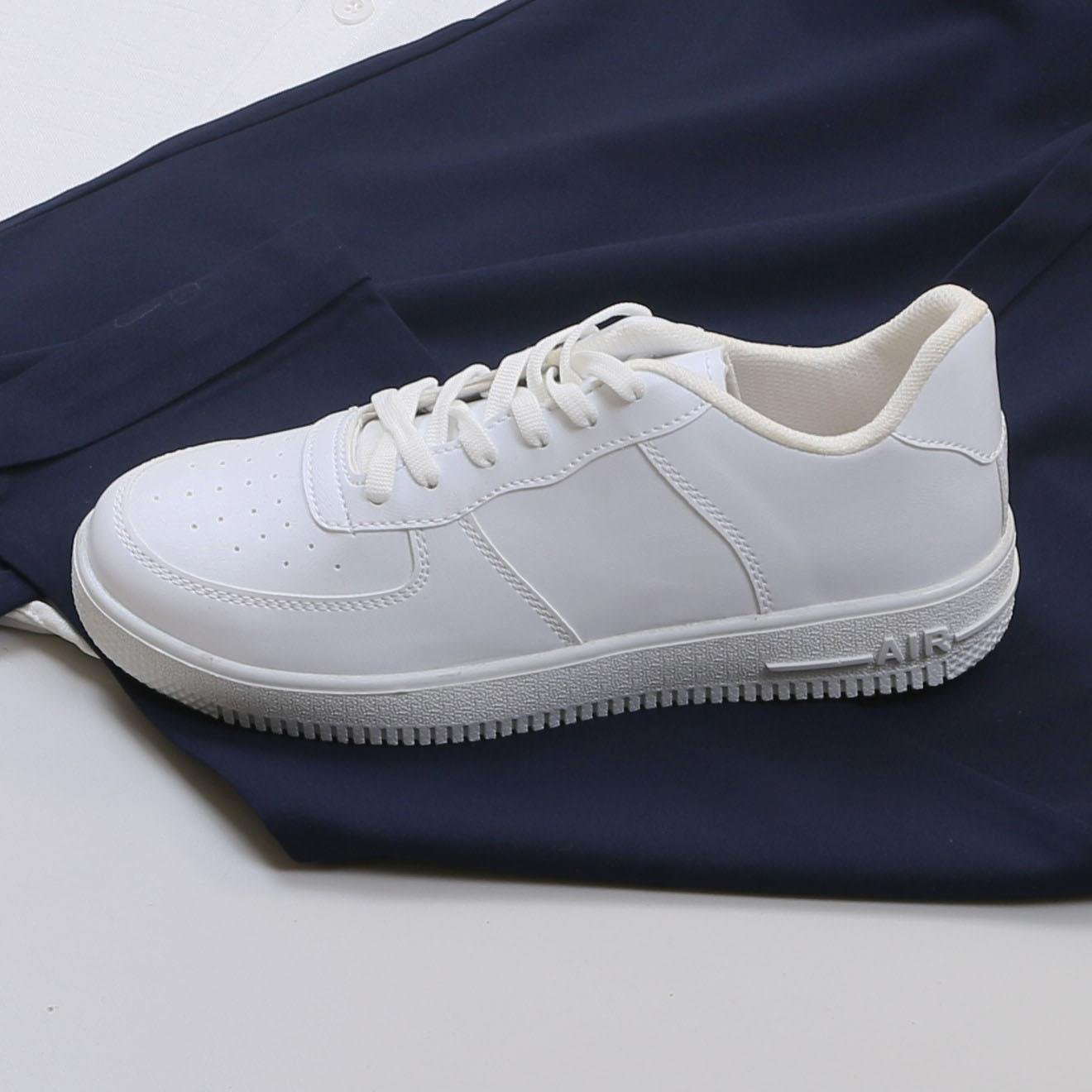 Beyaz Spor Gömlek Pileli Pantolon Ayakkabı Kombin