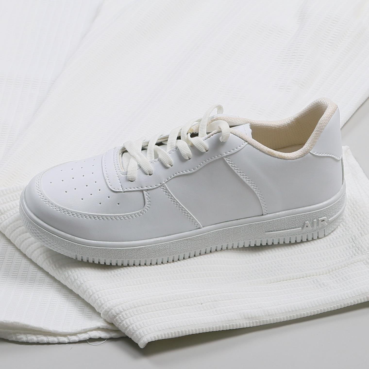 Beyaz Spor Takım Ayakkabı Kombin