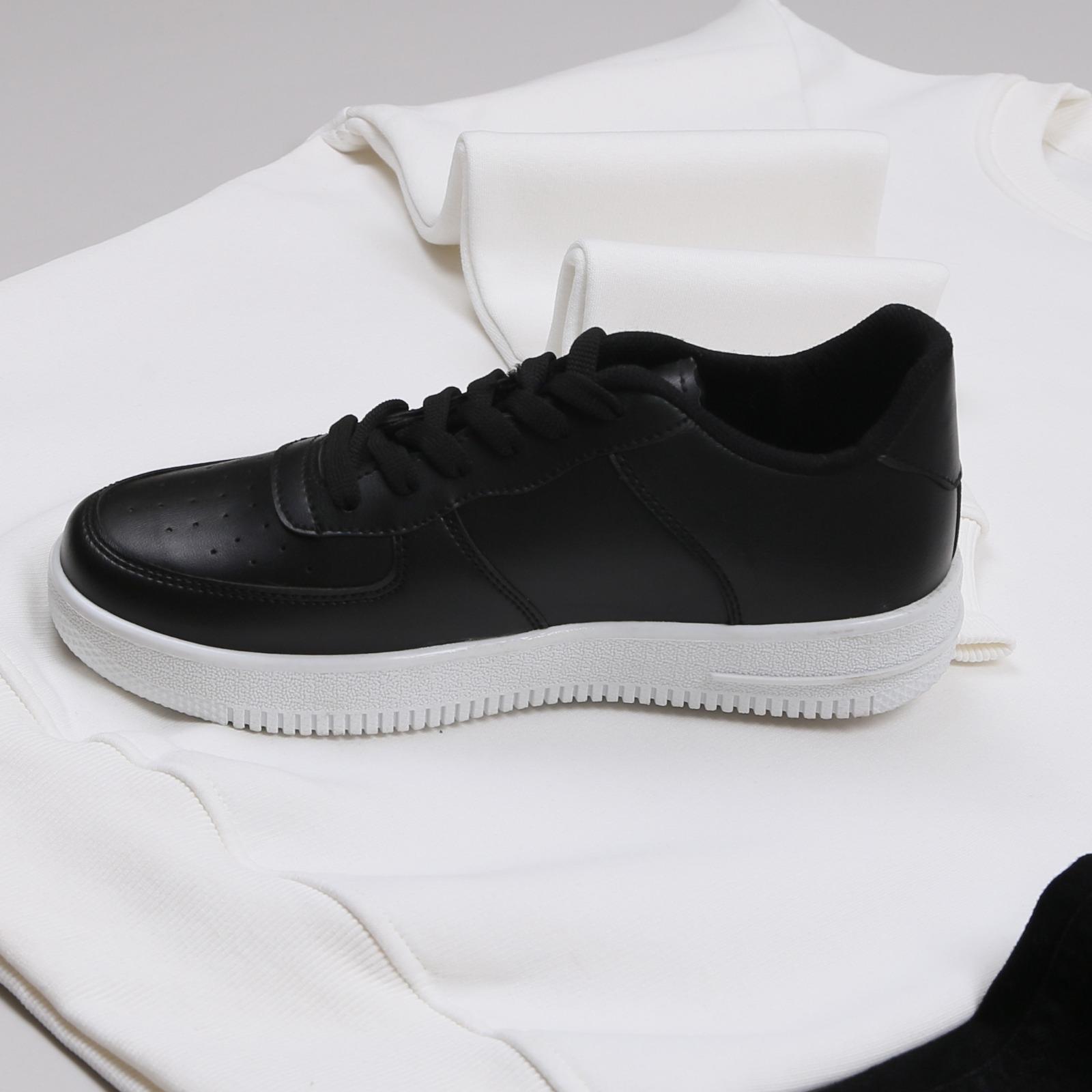 Beyaz Sweatshirt Siyah Kot Pantolon Ayakkabı  Kombini