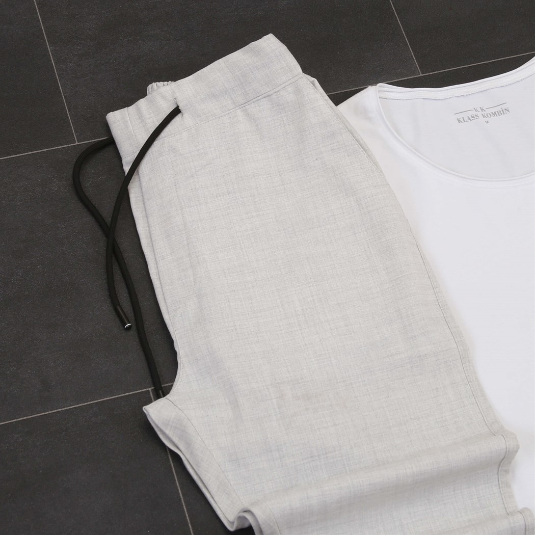 Beyaz T-Shirt Gri Jogger Pantolon Spor Ayakkabı Kombini 