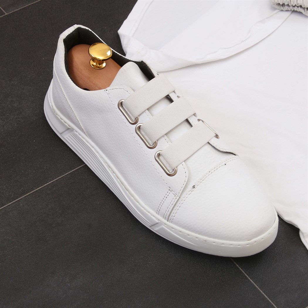 Beyaz T-Shirt Gri Jogger Pantolon Spor Ayakkabı Kombini 