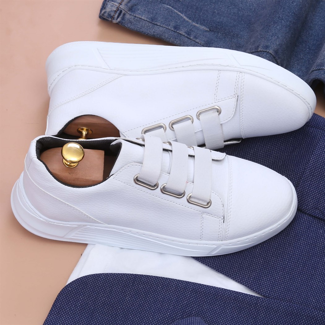 Beyaz T-Shirt Kot Pantolon Dik Yaka Ceket Spor Ayakkabı Koımbini 