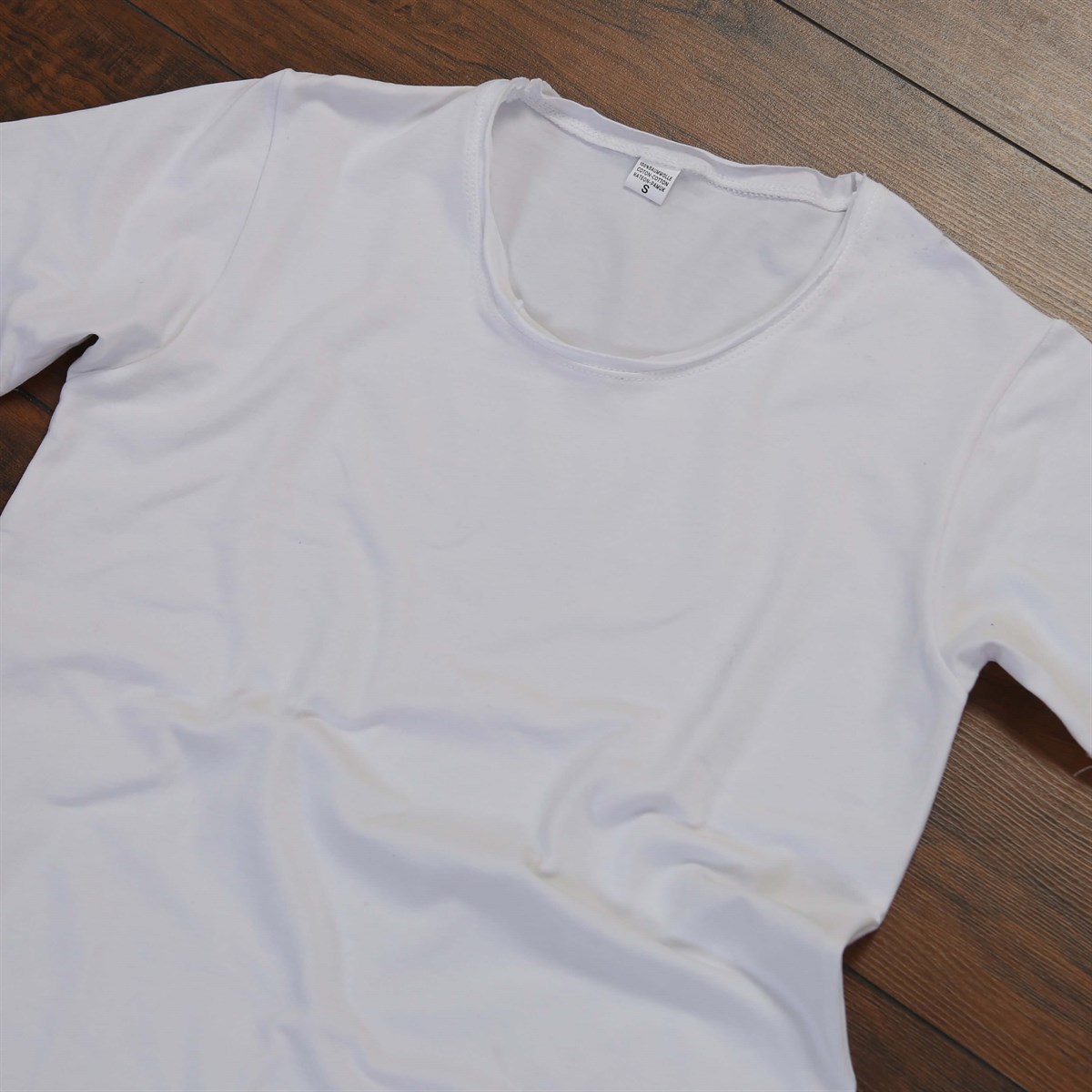 Beyaz T-Shirt Kot Pantolon Spor Ayakkabı Kombini