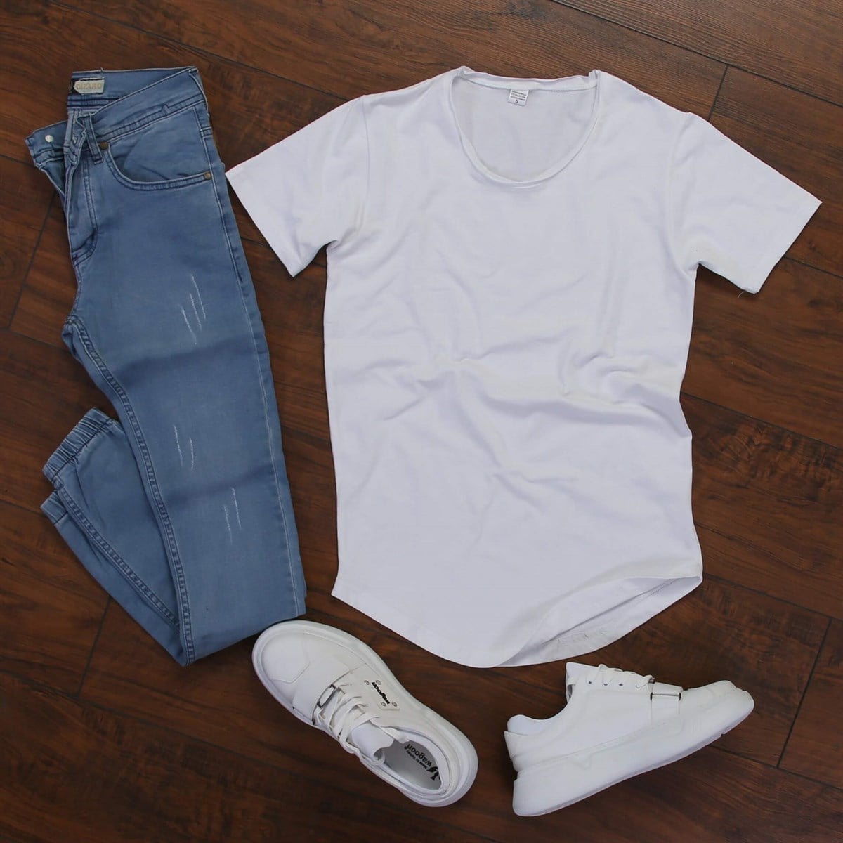 Beyaz T-Shirt Kot Pantolon Spor Ayakkabı Kombini