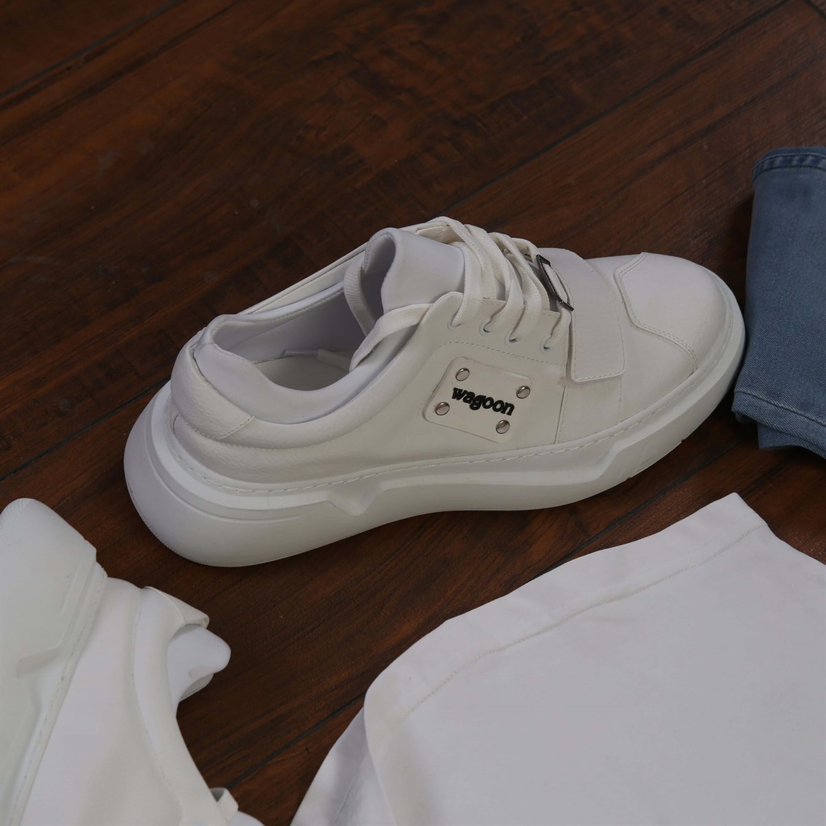 Beyaz T-Shirt Kot Pantolon Spor Ayakkabı Kombini