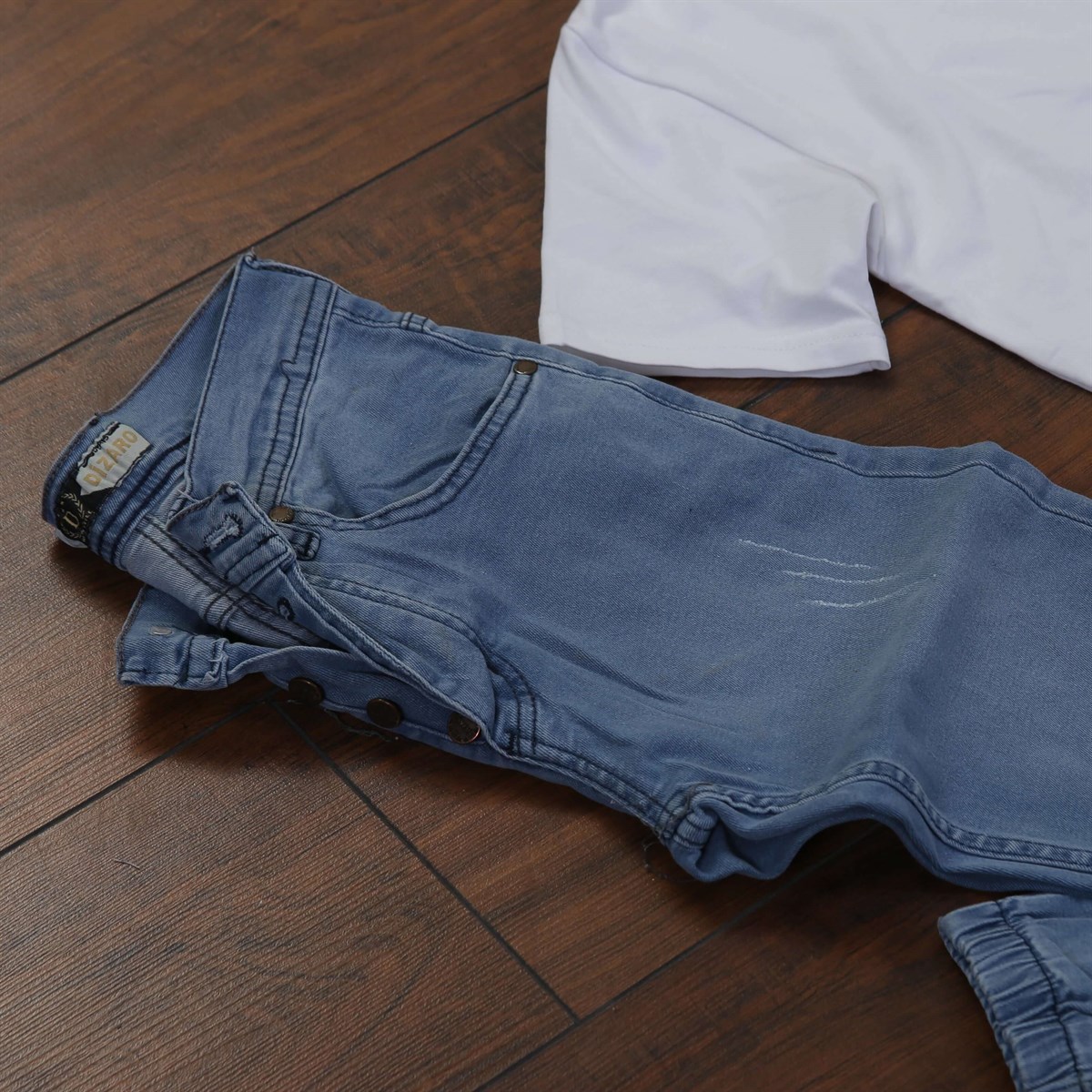 Beyaz T-Shirt Kot Pantolon Spor Ayakkabı Kombini