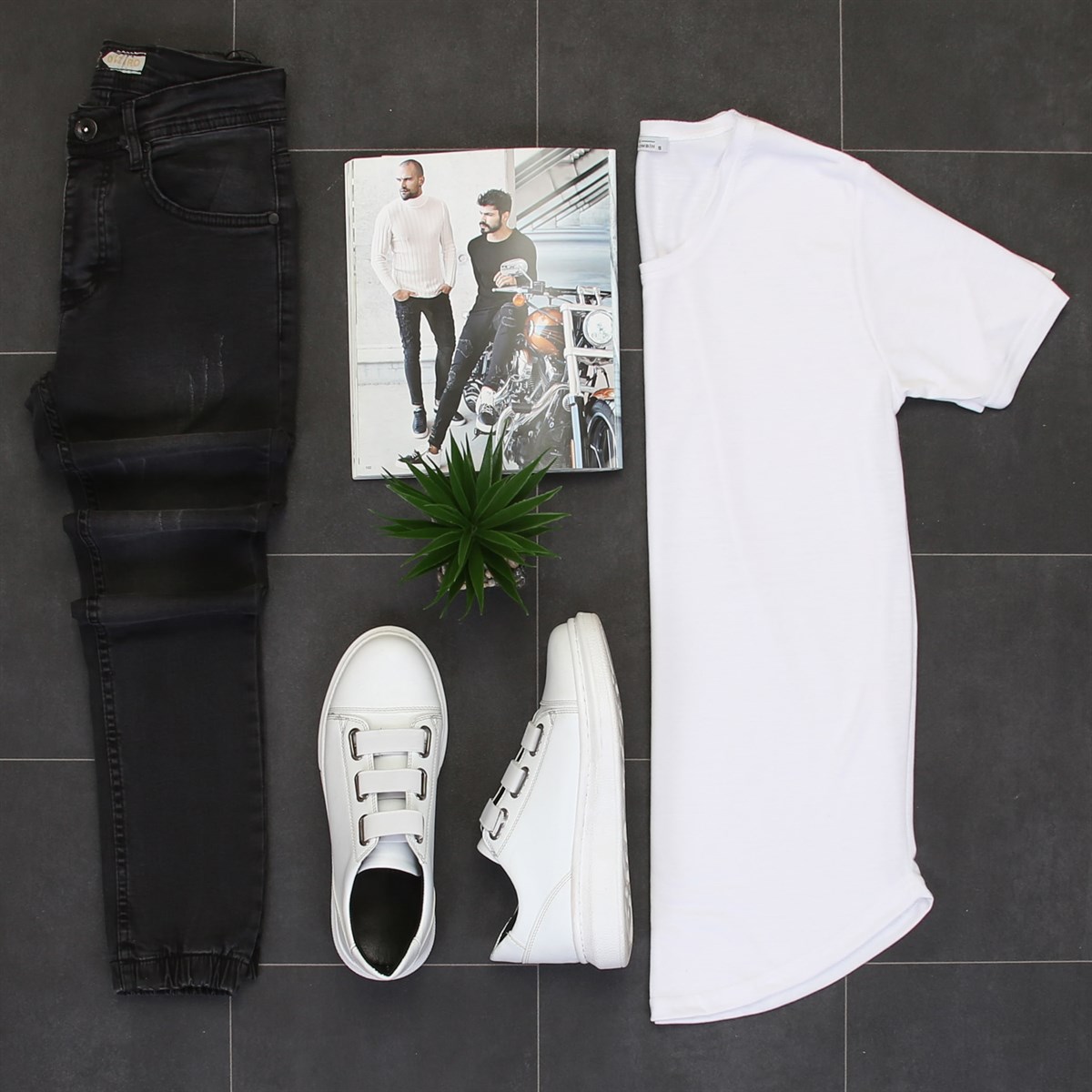 Beyaz T-Shirt Siyah Kot Pantolon Ayakkabı Kombini