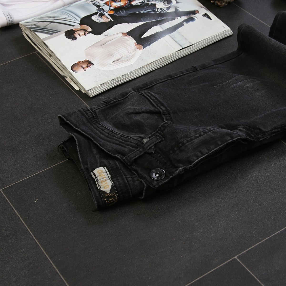 Beyaz T-Shirt Siyah Kot Pantolon Ayakkabı Kombini