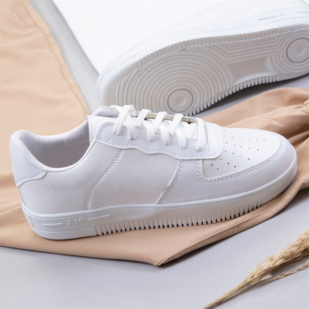 Beyaz Tişört Jogger Pantolon Ayakkabı Kombin