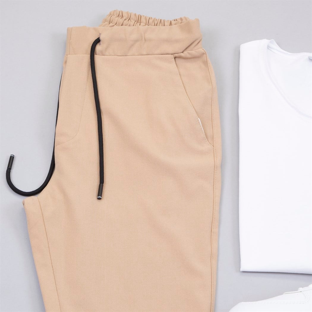 Beyaz Tişört Jogger Pantolon Ayakkabı Kombin