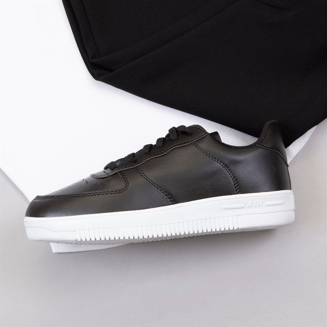 Beyaz Tişört Jogger Pantolon Ayakkabı Kombin