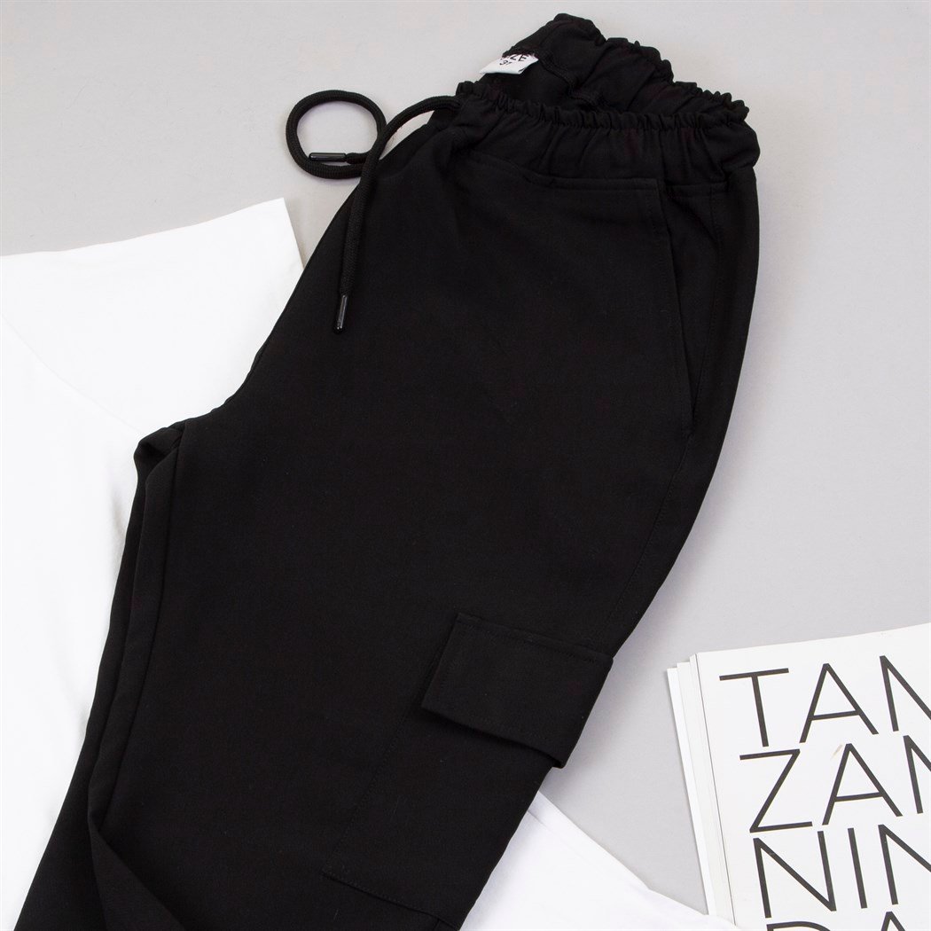 Beyaz Tişört Jogger Pantolon Ayakkabı Kombin