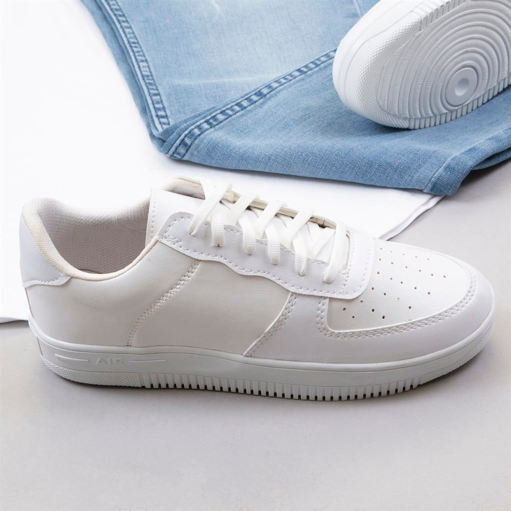 Beyaz Tişört Pantolon Ayakkabı Kombin