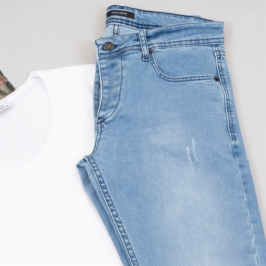 Beyaz Tişört Pantolon Ayakkabı Kombin