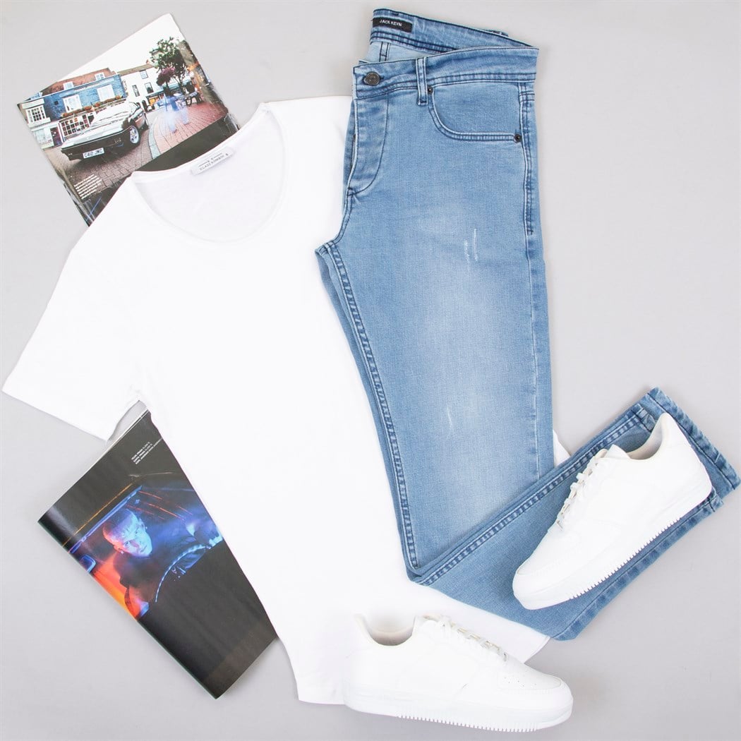 Beyaz Tişört Pantolon Ayakkabı Kombin