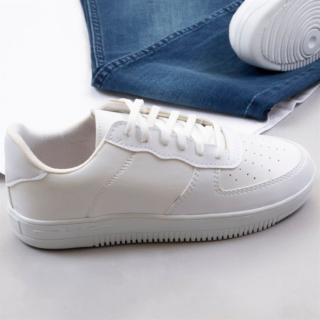 Beyaz Tişört Pantolon Ayakkabı Kombin