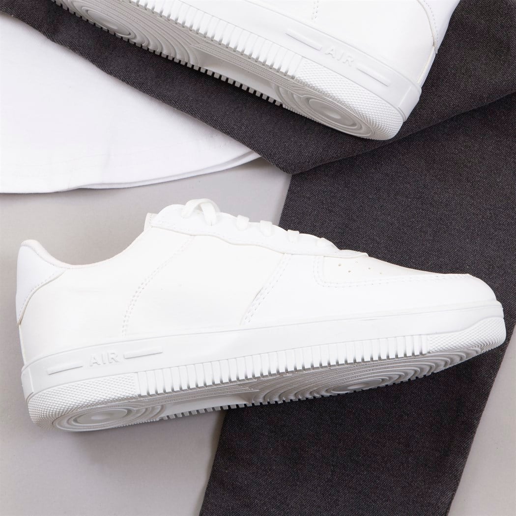 Beyaz Tişört Pantolon Ayakkabı Kombin