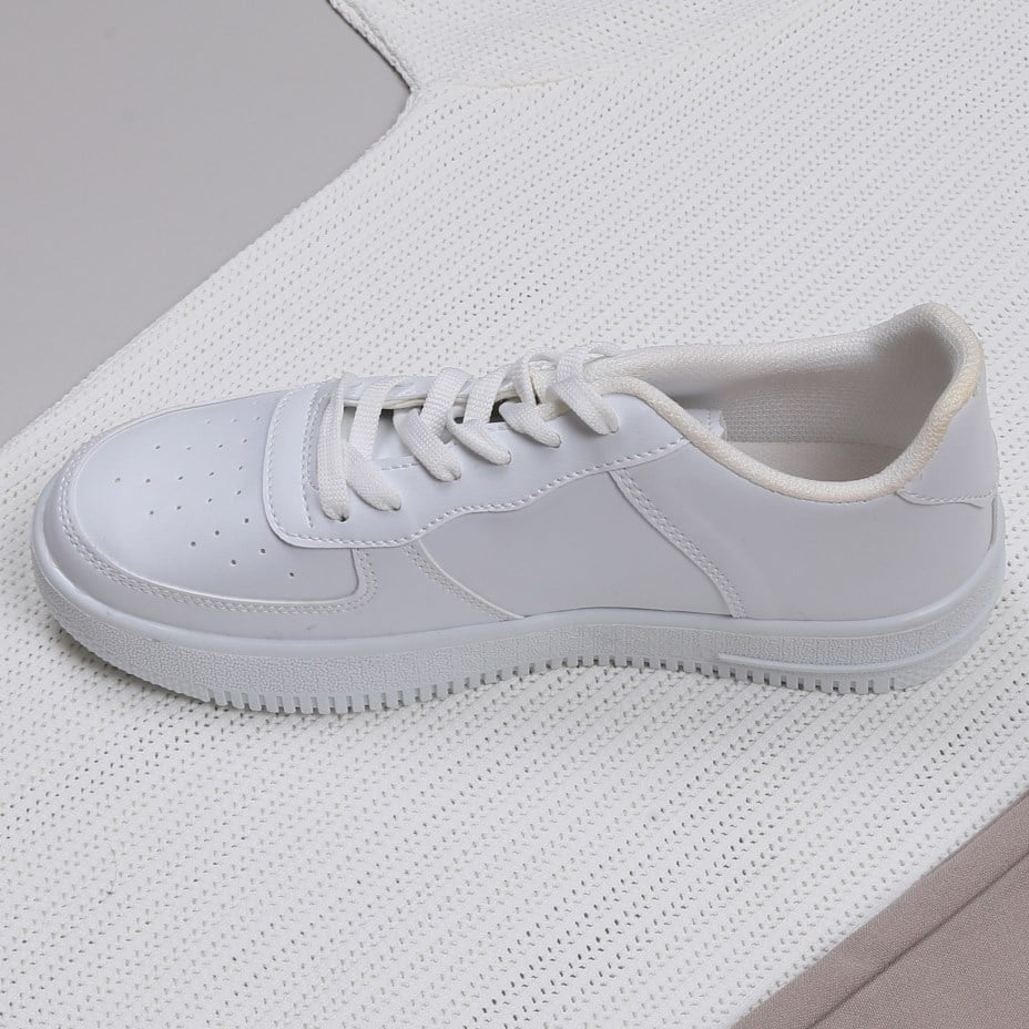 beyaz Triko Polo Yaka Tişört bej kumaş  pantolon  ayakkabı Kombin