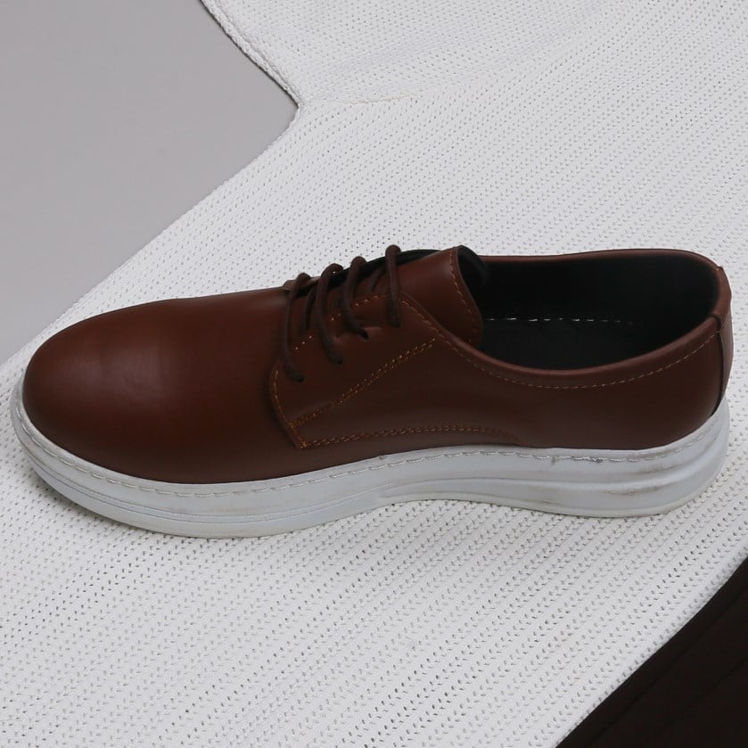 beyaz Triko Polo Yaka Tişört kahve kumaş pantolon  ayakkabı Kombin