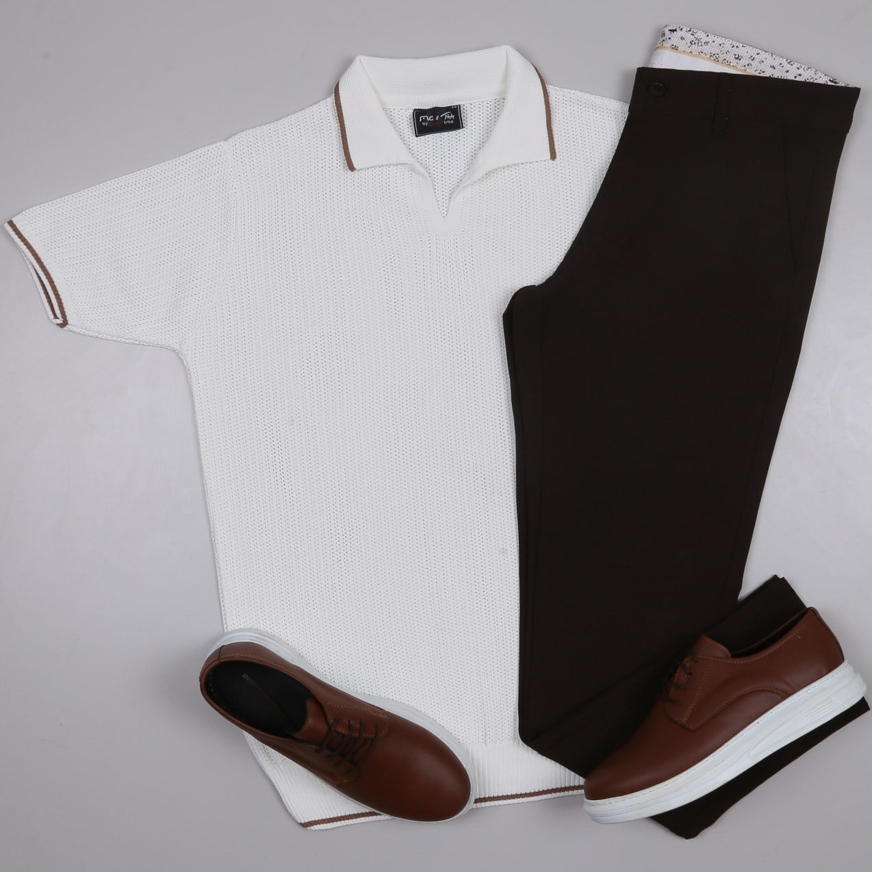 beyaz Triko Polo Yaka Tişört kahve kumaş pantolon  ayakkabı Kombin