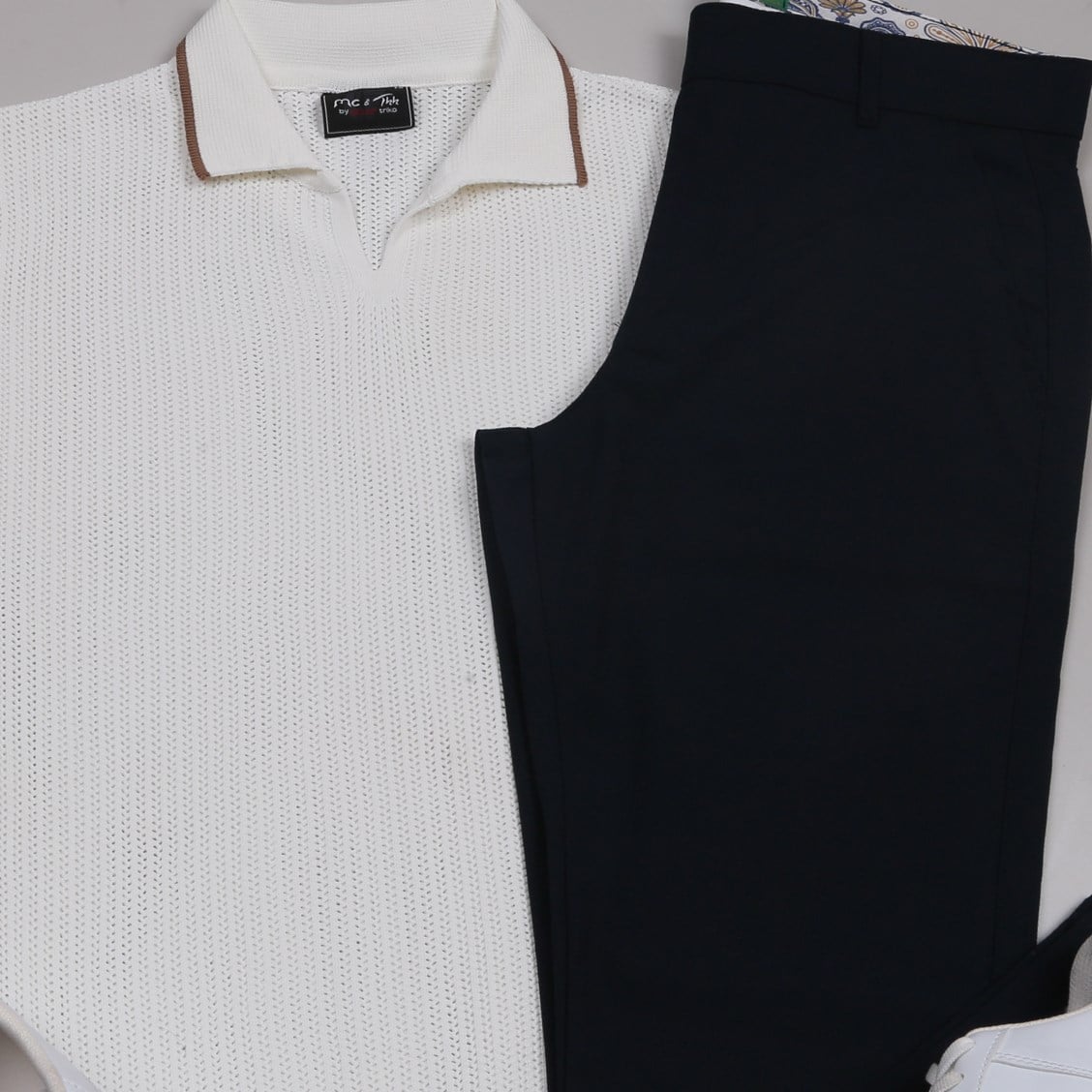 beyaz Triko Polo Yaka Tişört lacivert kumaş  pantolon  ayakkabı Kombin