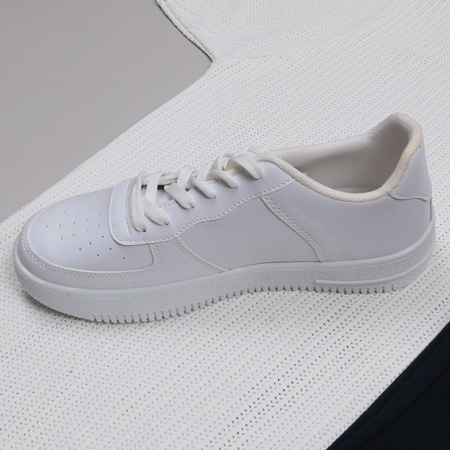 beyaz Triko Polo Yaka Tişört lacivert kumaş  pantolon  ayakkabı Kombin