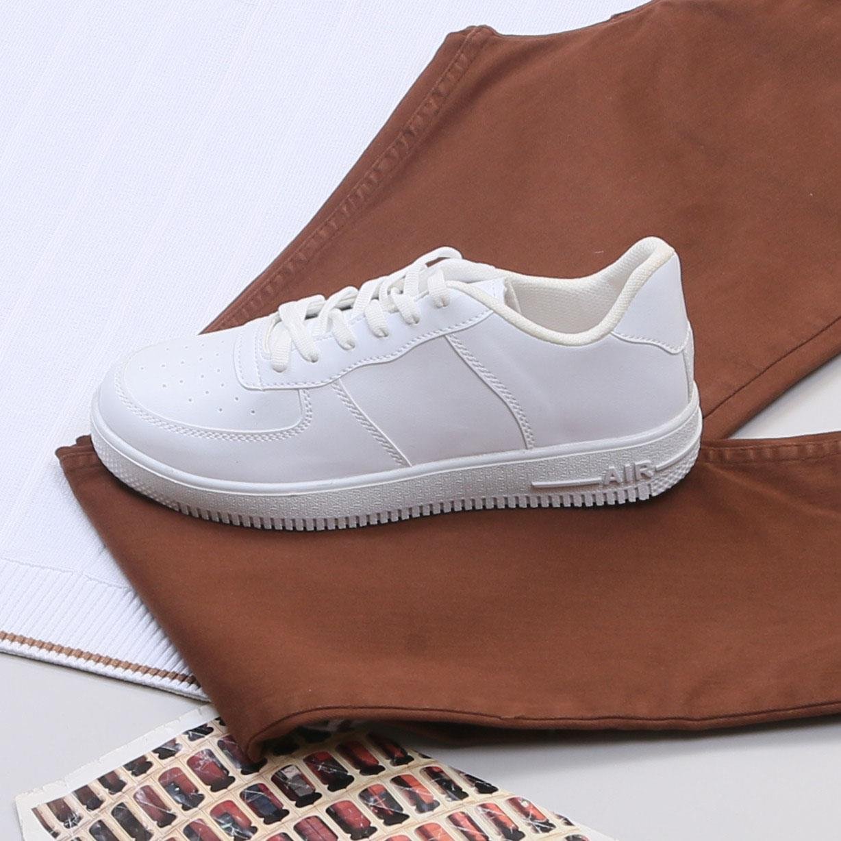 Beyaz Triko Polo Yaka Tişört Pantolon Ayakkabı Kombin