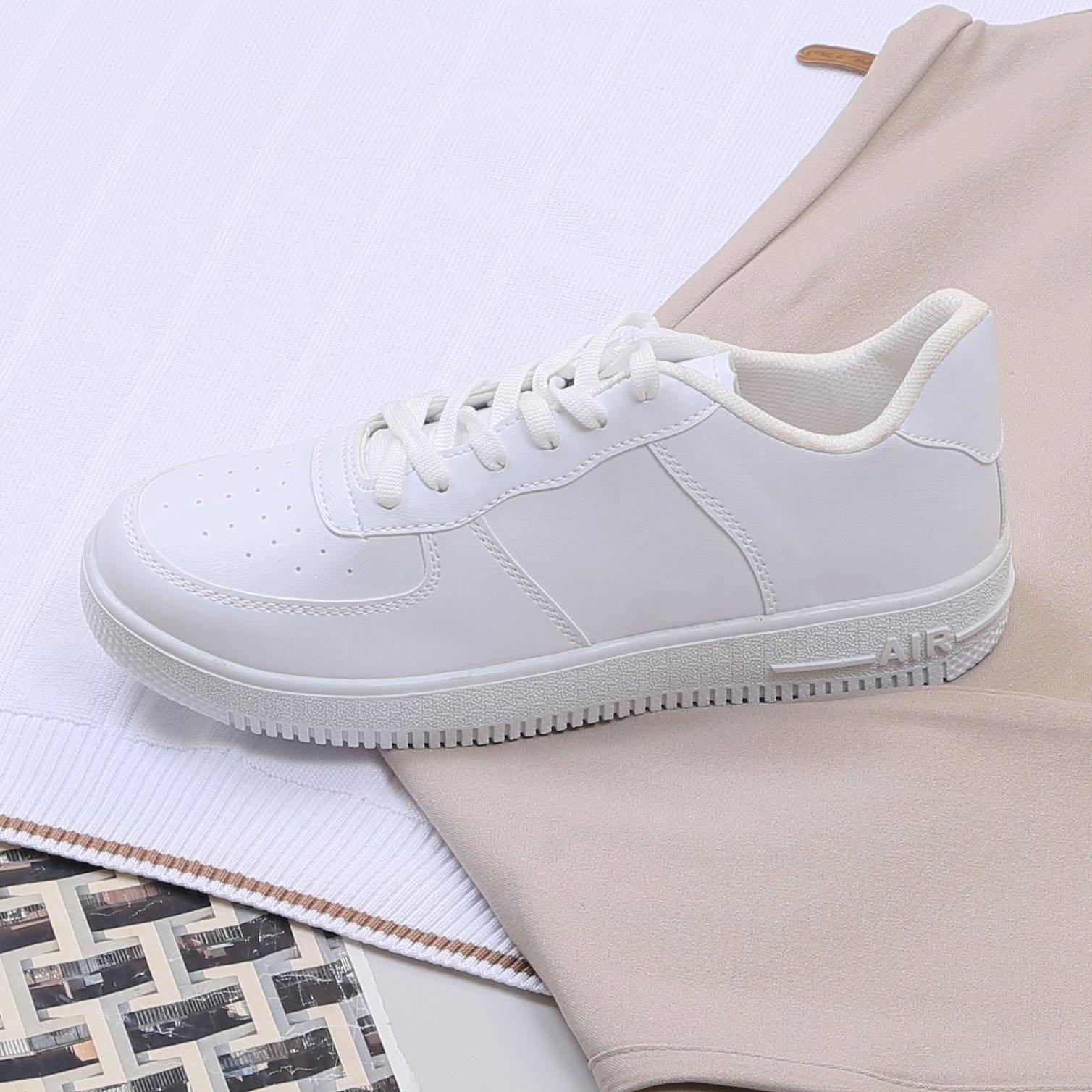 Beyaz Triko Polo Yaka Tişört Pantolon Ayakkabı Kombin