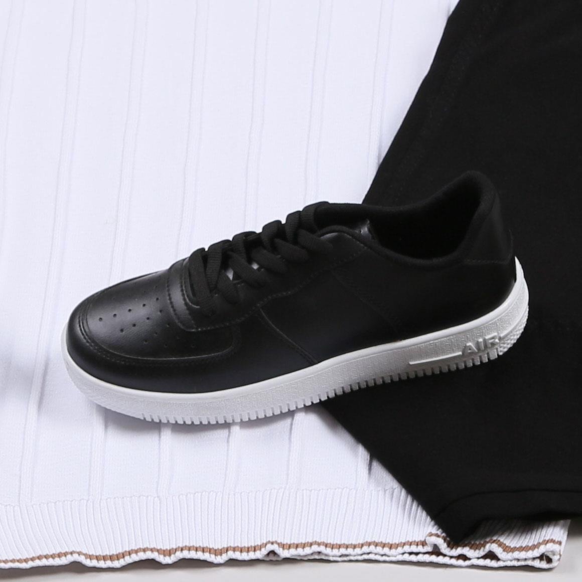 Beyaz Triko Polo Yaka Tişört Pantolon Ayakkabı Kombin