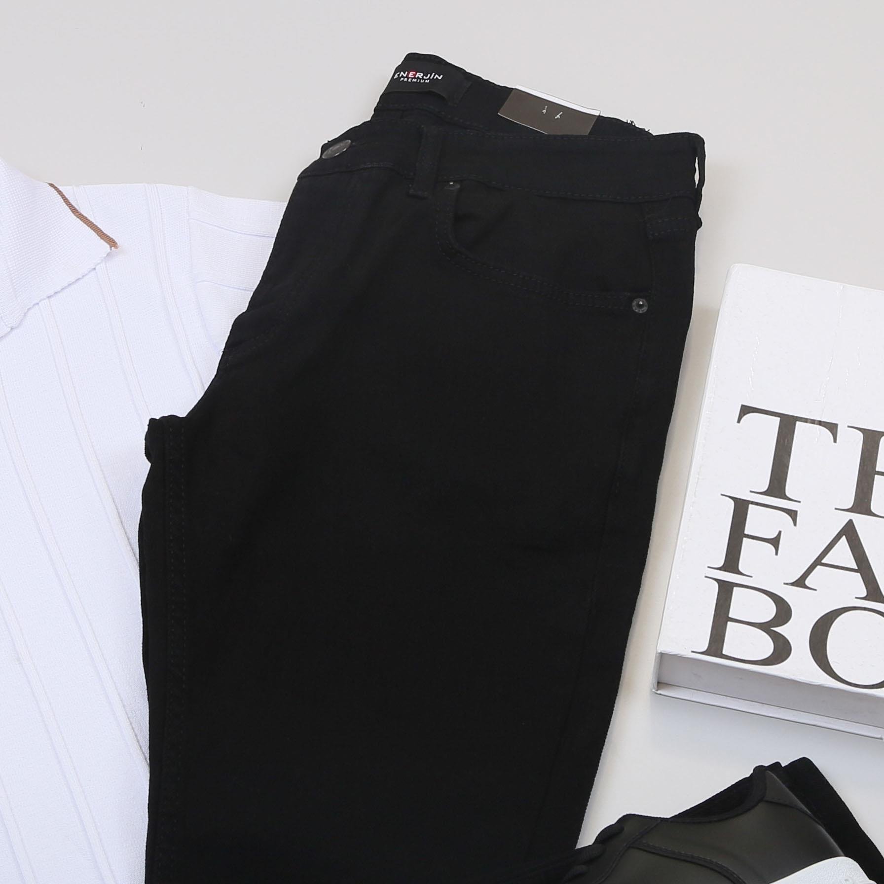 Beyaz Triko Tişört Kombini