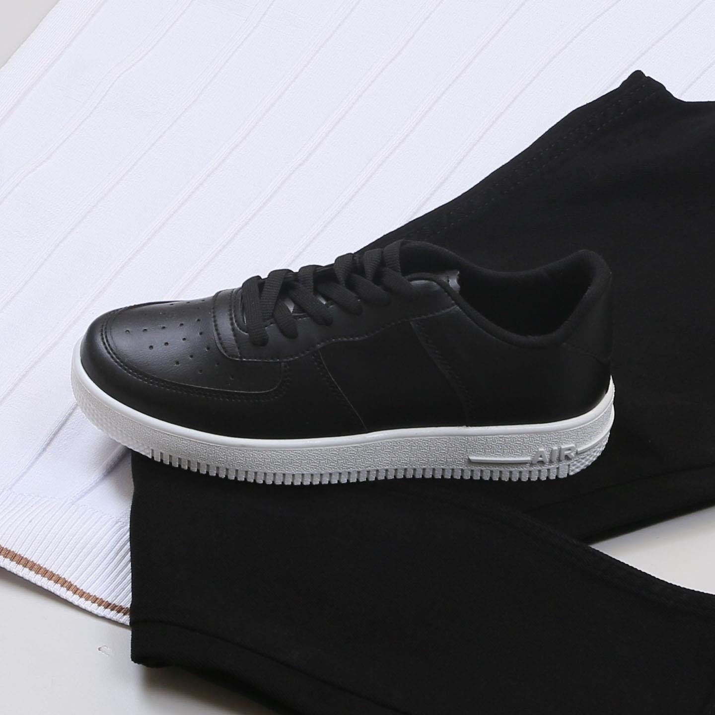 Beyaz Triko Tişört Kombini