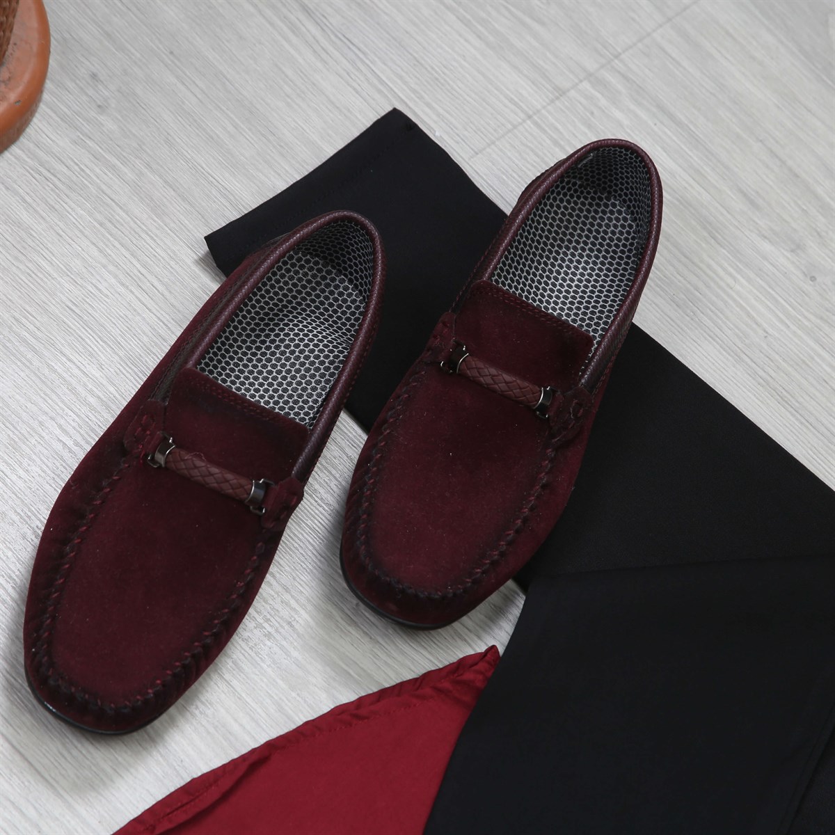 Bordo Gömlek Siyah Pantolon Ayakkabı Kombini