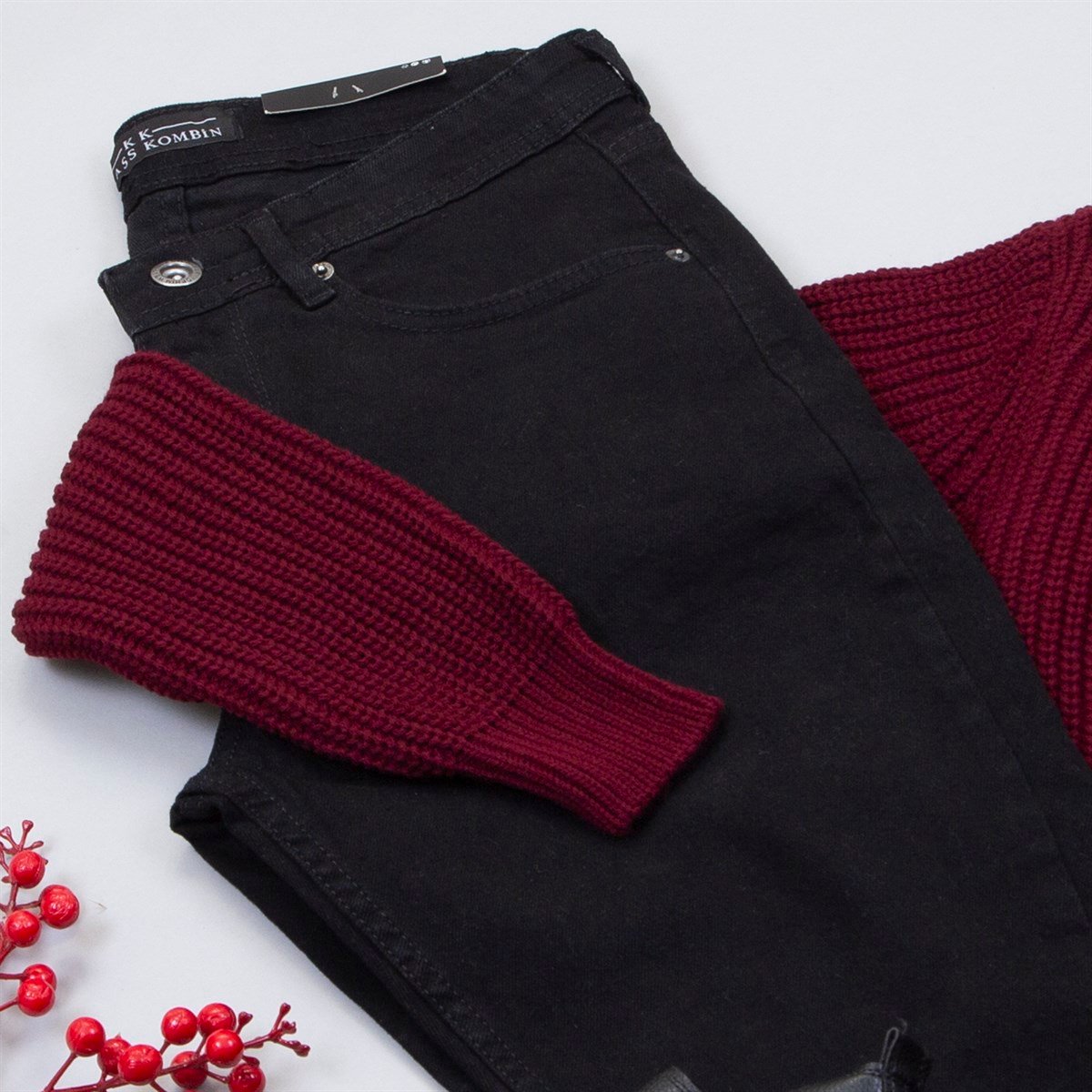 Bordo Özel Yırtıklı Hırka Boğazlı Kazak Pantolon Bot Kombin