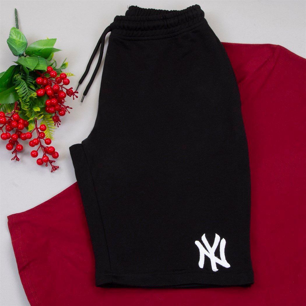 Bordo Tişört Siyah Penye Şort Kombin