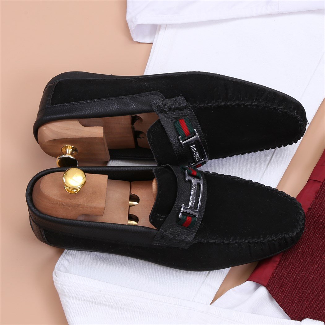 Bordo Yelek Beyaz Pantolon Ayakkabı Kombini