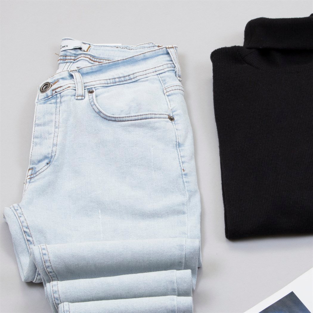 Buz Mavi Kot Ceket Tişört Pantolon Ayakkabı Kombin