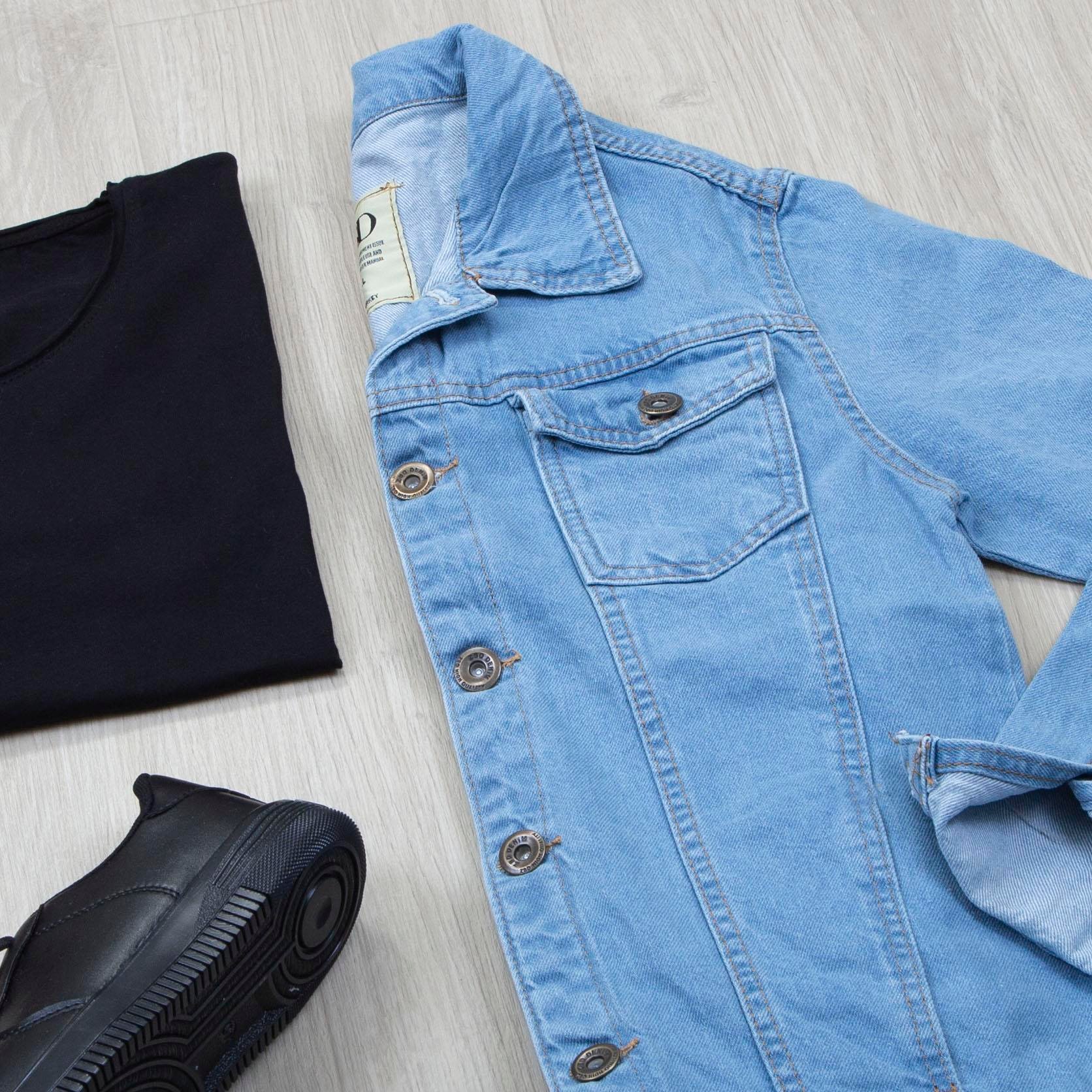 Buz Mavi Kot Ceket Tişört Pantolon Ayakkabı Kombin